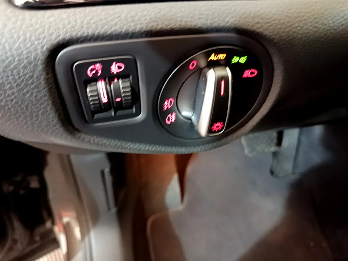 Gros plan sur les commandes d'éclairage du tableau de bord du Volkswagen Sharan 2017, côté gauche conducteur.