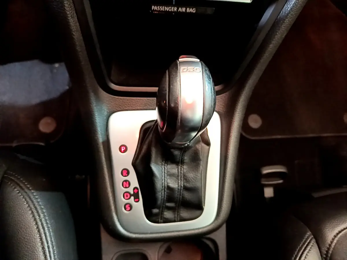 Le levier de vitesse DSG noir et argent de la Volkswagen Sharan 2017, vue rapprochée de la console centrale.