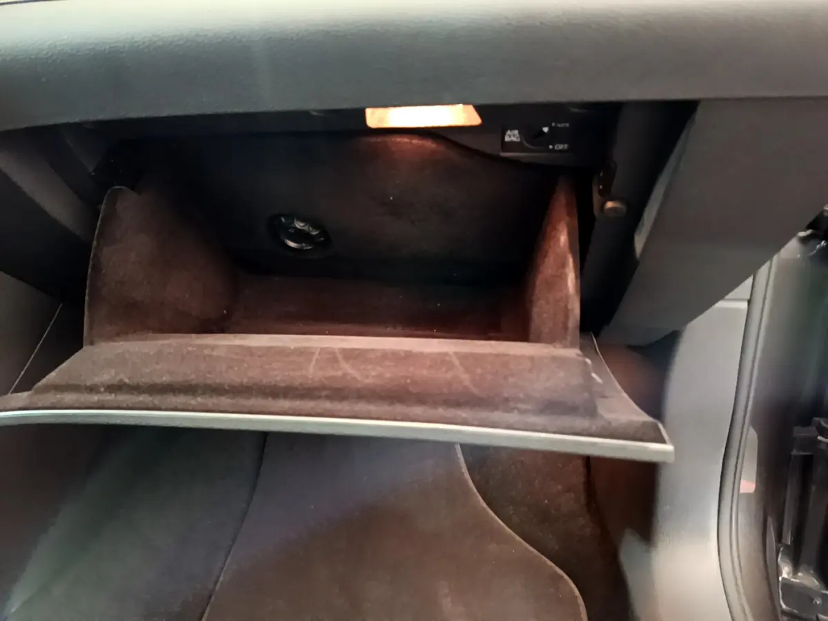 Gant de boîte à gants ouvert éclairé, intérieur noir du Volkswagen Sharan 2017 version Carat BMT.