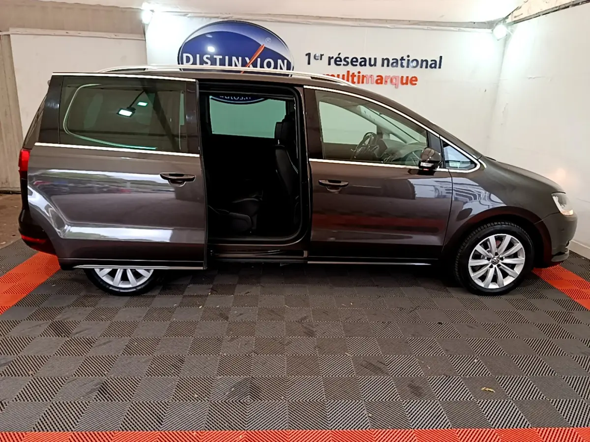 Vue latérale droite d'un Volkswagen Sharan marron 2017 avec porte coulissante arrière ouverte, intérieur visible.