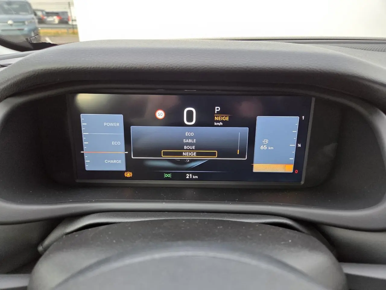 Combiné d'instrumentation numérique du Jeep Avenger 2025 affichant mode de conduite neige et autonomie essence.