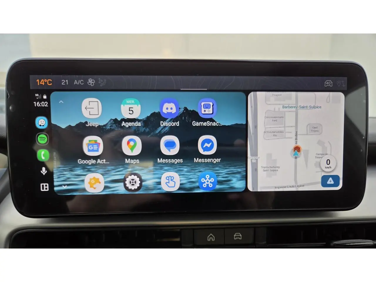 Écran tactile Uconnect 10,25" affichant navigation et applications dans un Jeep Avenger 2025.