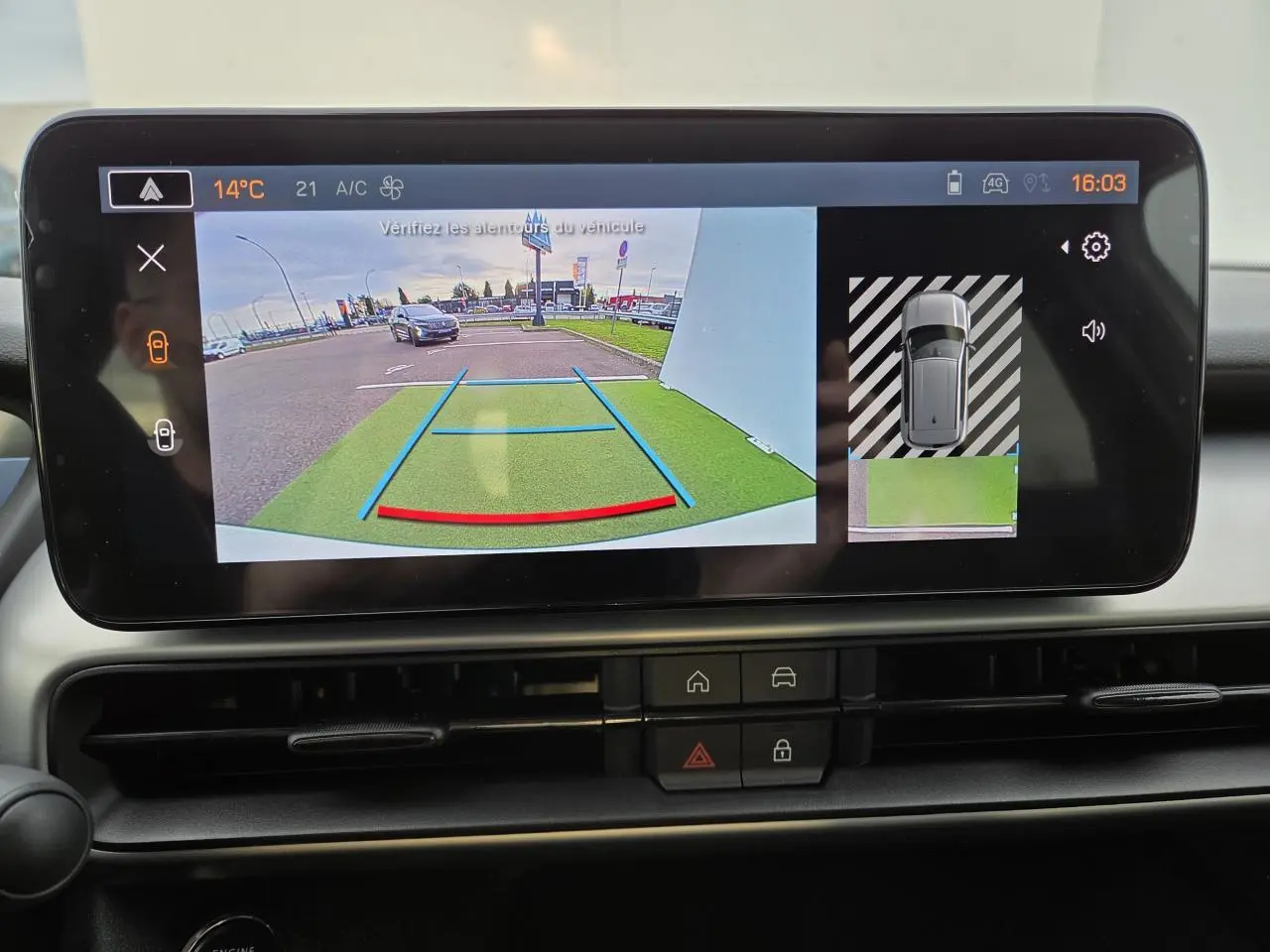 Écran multimédia du Jeep Avenger montrant la caméra de recul avec guidage coloré et vue aérienne du véhicule