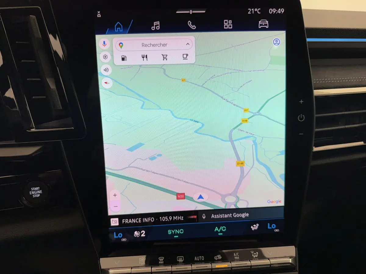 Vue rapprochée de l'écran tactile central du tableau de bord du Renault Espace gris foncé, affichant la navigation Google Maps.