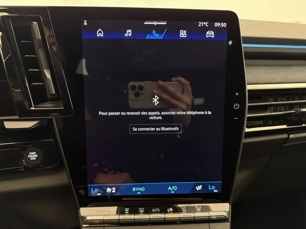 Écran tactile central allumé avec interface Bluetooth dans l'habitacle noir du Renault Espace gris foncé esprit Alpine 2025.