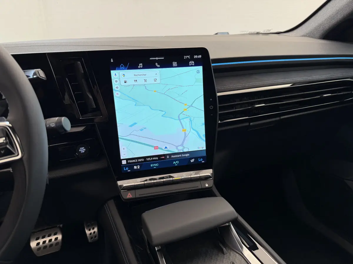 Tableau de bord noir avec grand écran tactile vertical et volant partiel du Renault Espace esprit Alpine 2025