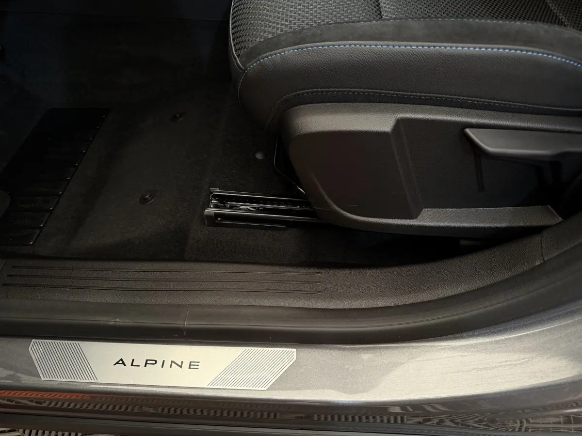Gros plan sur la porte côté conducteur du Renault Espace esprit Alpine gris foncé, avec seuil de porte marqué ALPINE.
