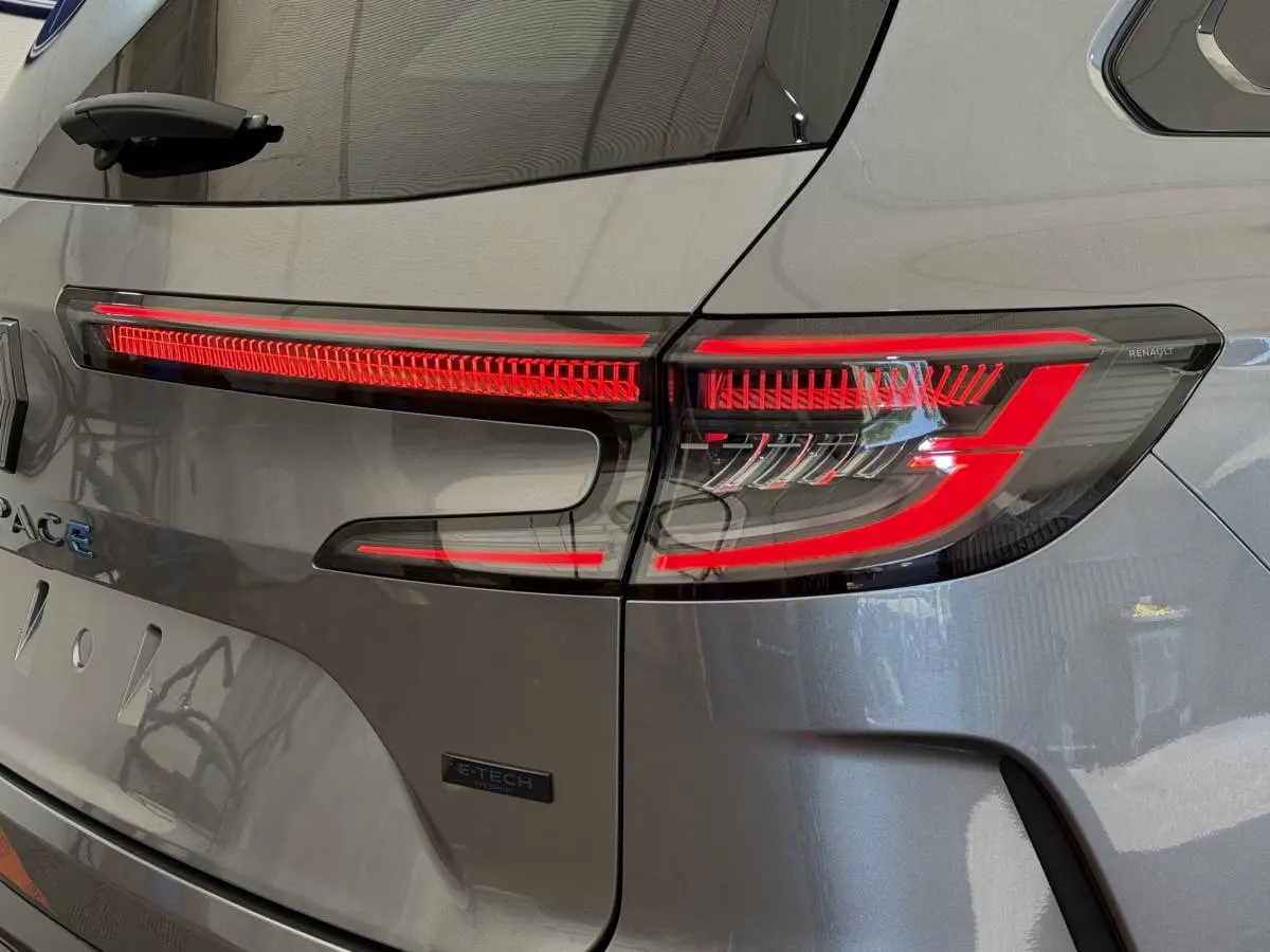 Gros plan sur l'arrière droit gris foncé du Renault Espace esprit Alpine 2025 avec feux LED et badge E-Tech.