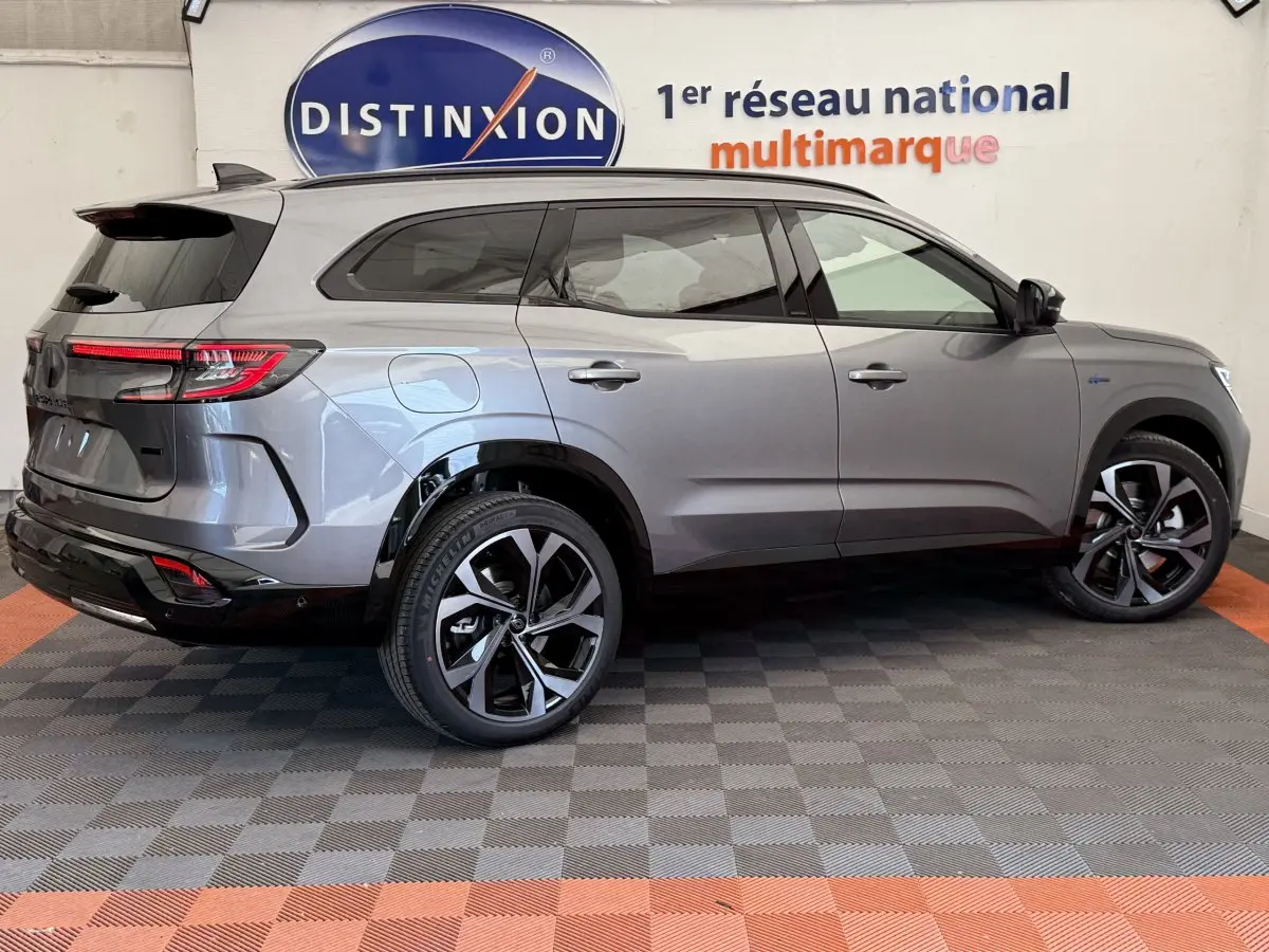 Profil droit du Renault Espace esprit Alpine gris foncé 2025 avec jantes noires et toit noir en showroom