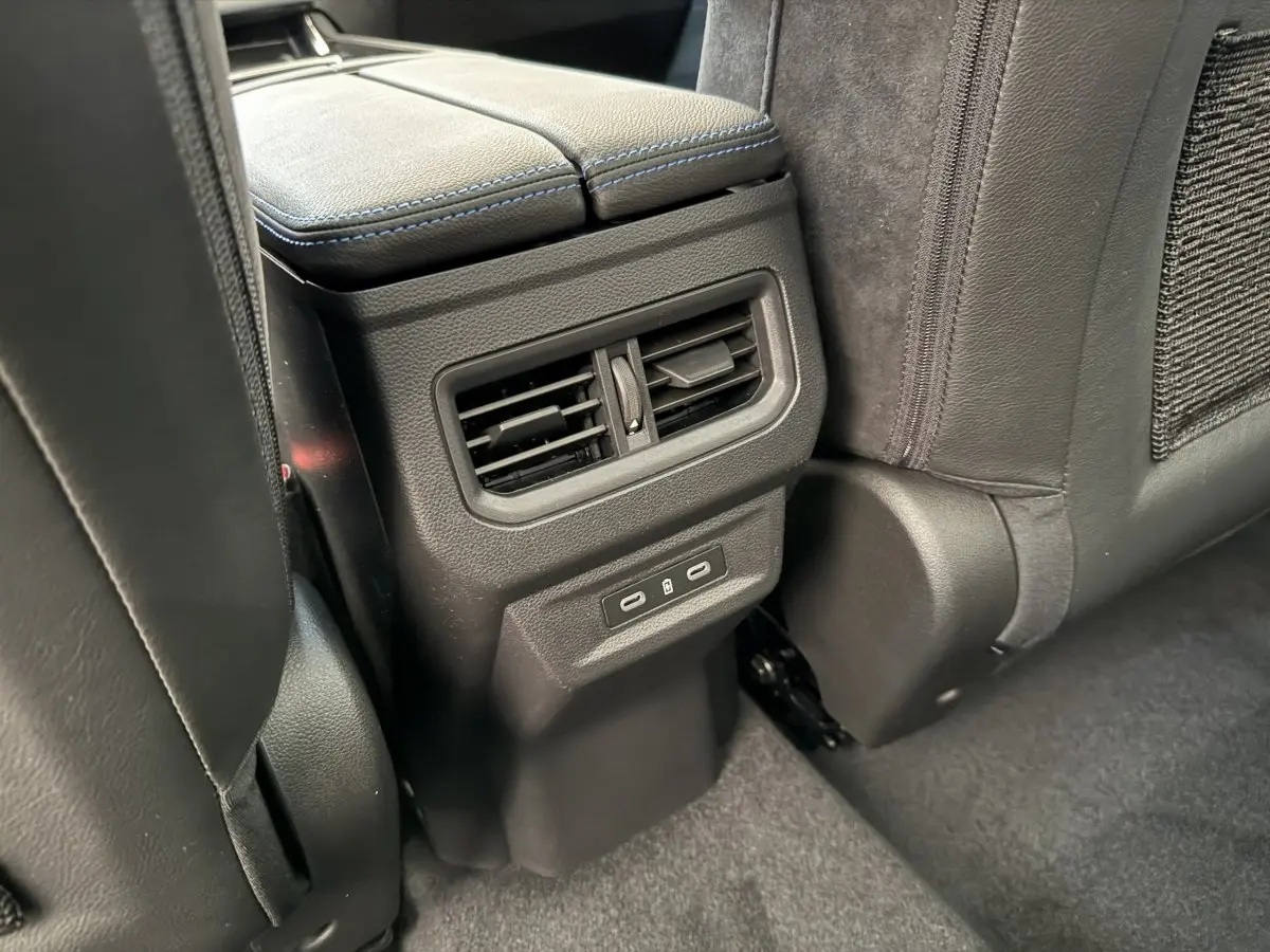 Prise USB double et bouches d’aération arrière entre les sièges noirs du Renault Espace esprit Alpine 2025.