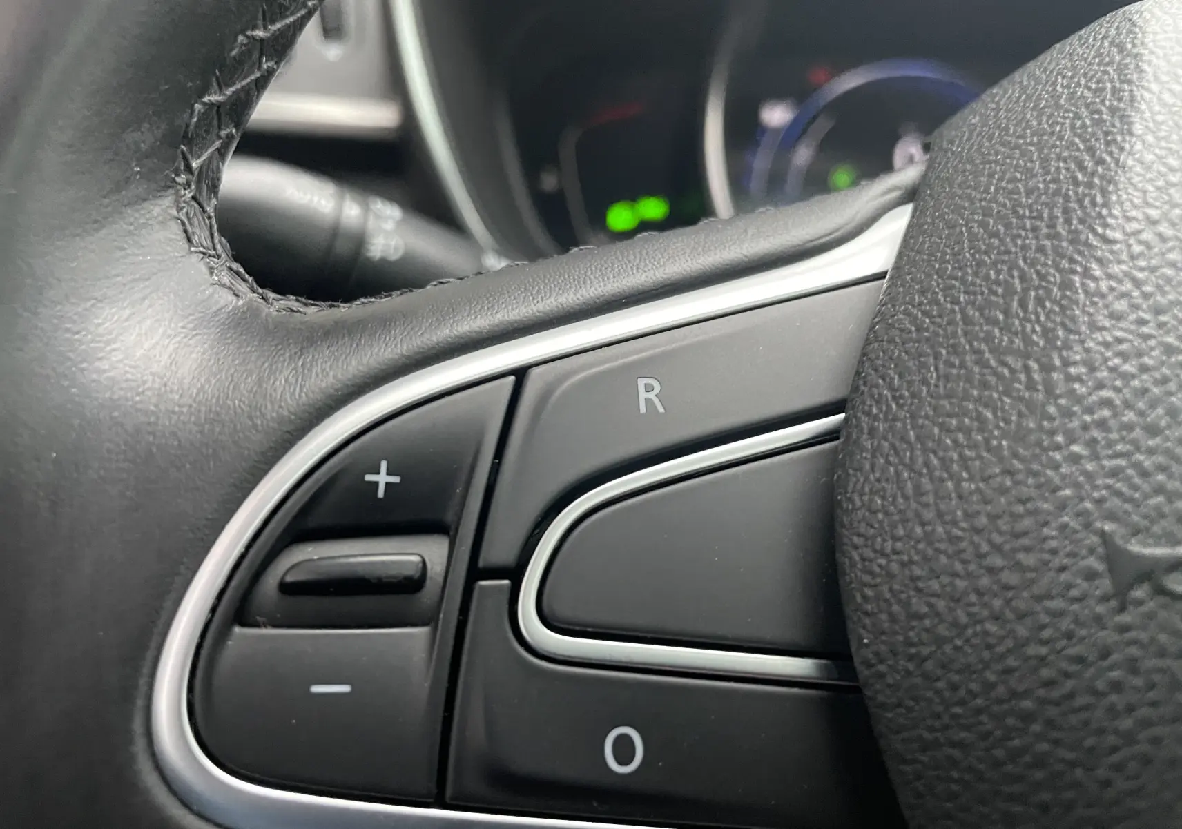 Gros plan sur les commandes au volant en cuir noir du Renault Kadjar gris titanium, version 1.5 DCI 110 EDC BOSE de 2018.