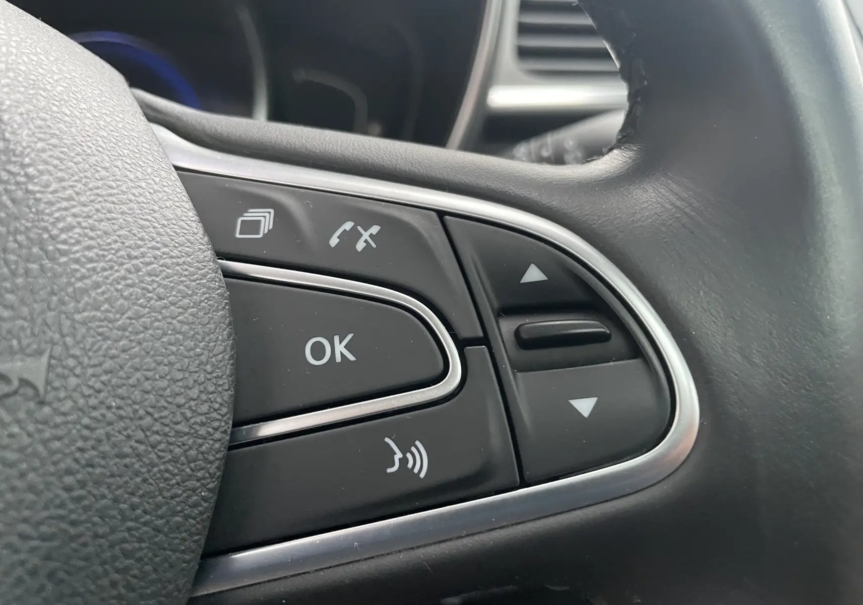 Gros plan sur les commandes multifonctions à droite du volant du Renault Kadjar gris titanium de 2018.