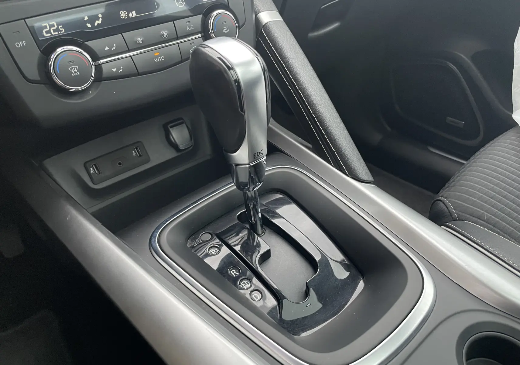 Le levier de boîte automatique EDC du Renault Kadjar gris titanium, avec commandes climatisation et ports USB visibles.