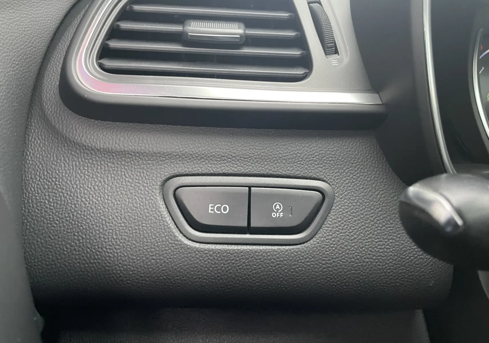 Détail du tableau de bord du Renault Kadjar 2018 avec boutons ECO et arrêt auto start-stop, finition intérieure gris noir.