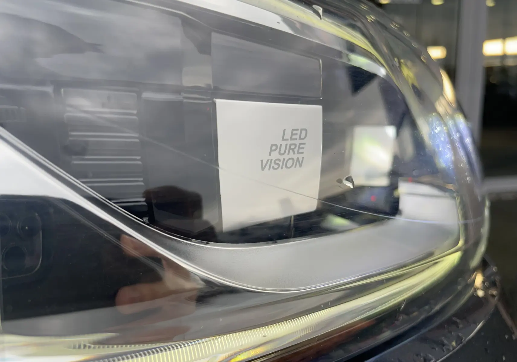 Gros plan sur le phare avant droit LED Pure Vision du Renault Kadjar gris titanium de 2018.