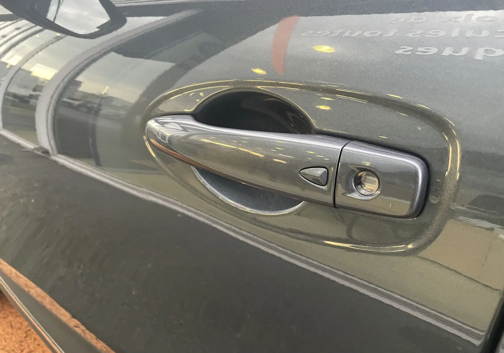 Poignée de porte côté gauche du Renault Kadjar gris titanium 2018, mettant en valeur la serrure intégrée et la finition lisse.