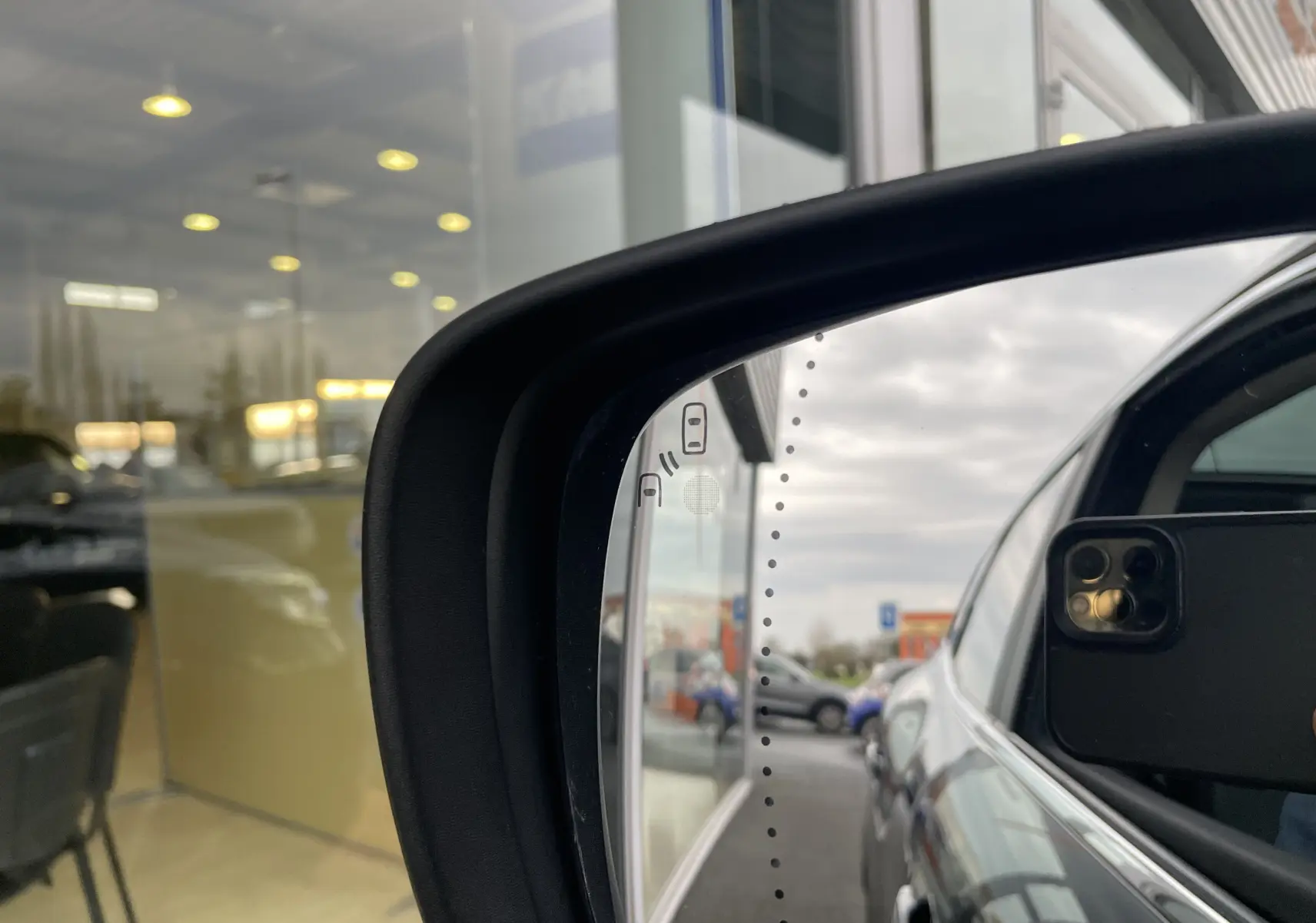 Rétroviseur côté droit du Renault Kadjar gris titanium 2018, avec indicateur d'angle mort visible sur le miroir.