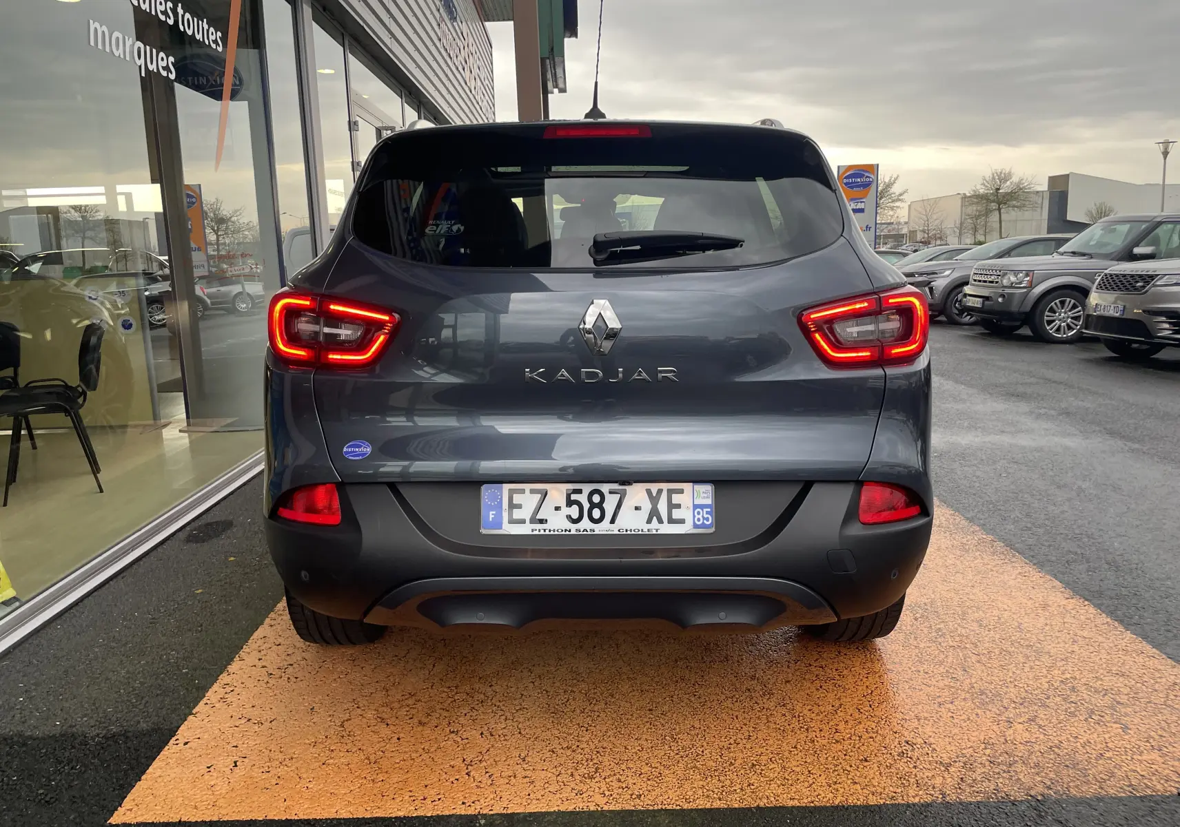 Vue arrière d'un Renault Kadjar gris titanium 2018 avec feux LED allumés et plaque d'immatriculation française visible.