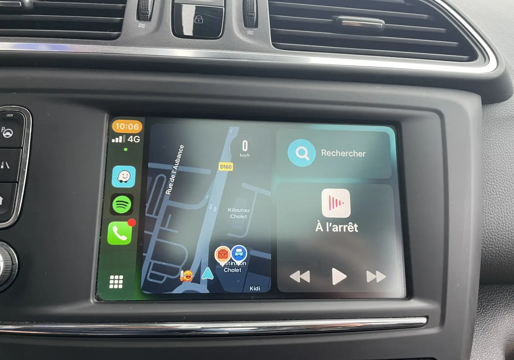 Écran tactile central du Renault Kadjar 1.5 DCI 110 EDC Bose 2018 montrant la navigation et les commandes multimédia.