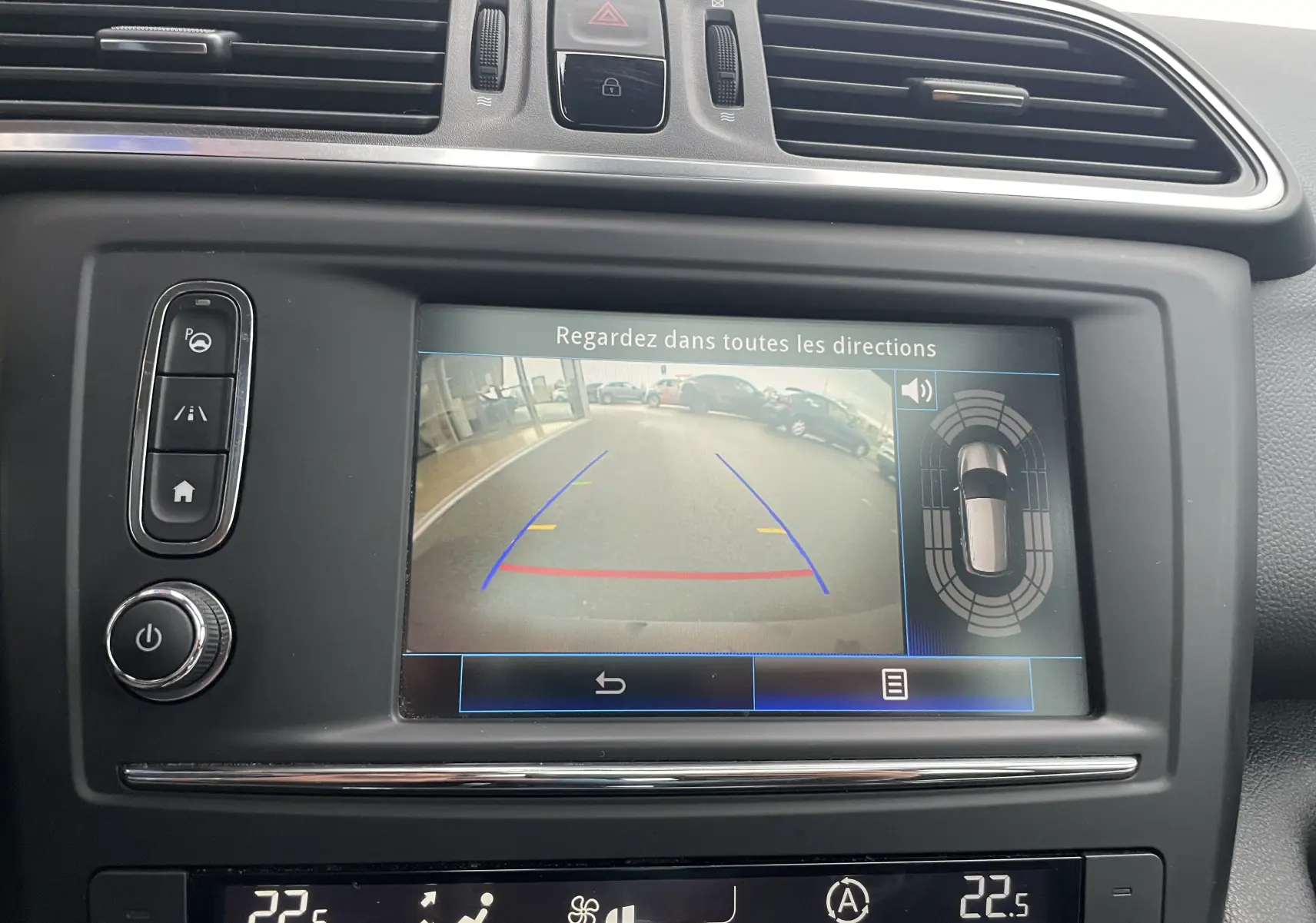 Écran central du Renault Kadjar gris titanium 2018 montrant la caméra de recul et les capteurs de stationnement.