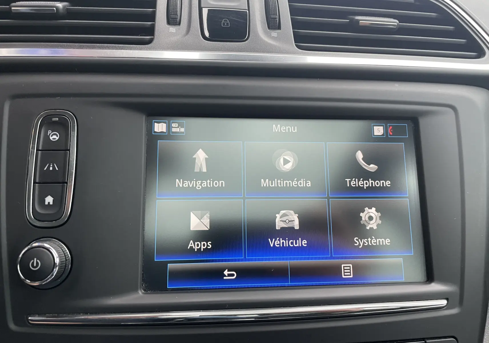 Écran tactile central du tableau de bord du Renault Kadjar gris titanium 2018, affichant le menu principal multimédia.