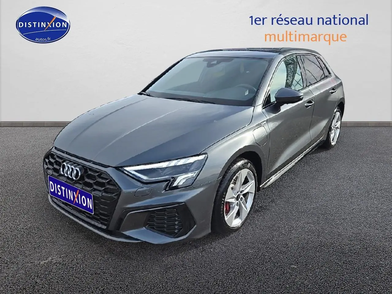 Audi A3 Sportback gris Daytona vue 3/4 avant droit avec jantes alliage et calandre noire hexagonale.