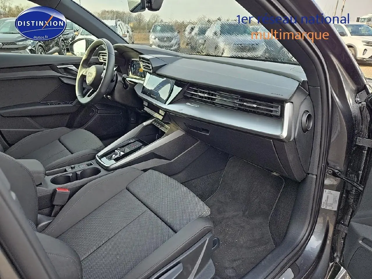 Intérieur avant droit d’Audi A3 Sportback gris Daytona 2024 avec tableau de bord moderne et sièges sport noirs.