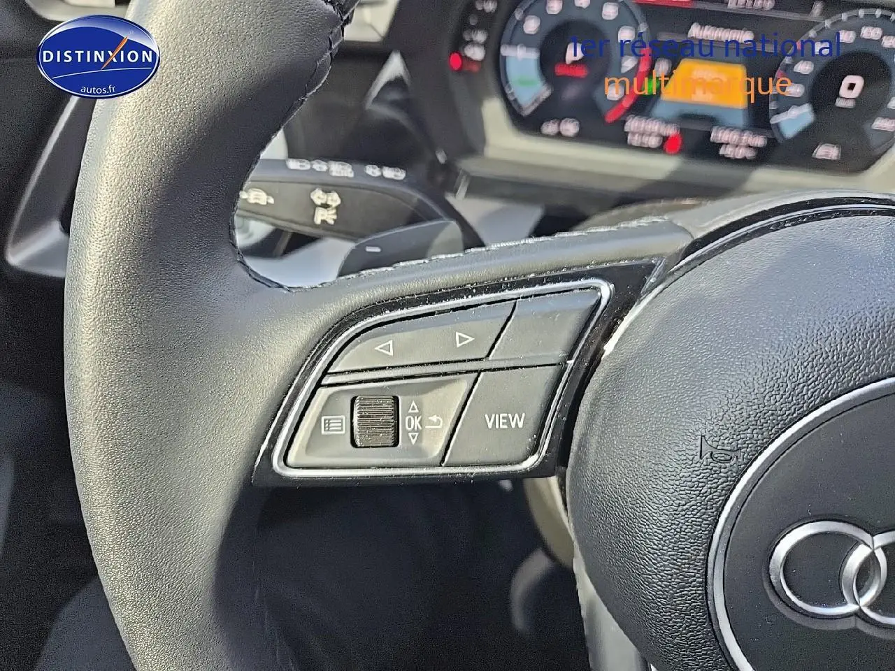 Gros plan sur le volant cuir multifonction côté gauche de l'Audi A3 Sportback gris Daytona avec commandes intégrées.