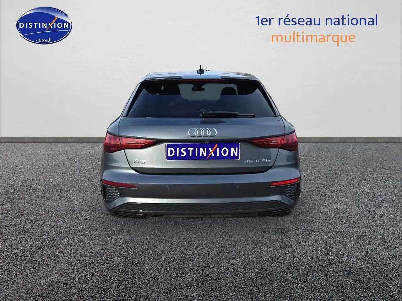 Vue arrière d'une Audi A3 Sportback 45 TFSI e gris Daytona avec feux LED et logo distinctif sur fond neutre.