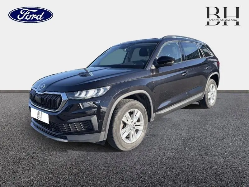 Vue 3/4 avant droite d'un Skoda Kodiaq noir Magic Nacré 2023 avec jantes alu et calandre marquée.