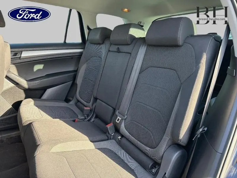 Vue intérieure sur la banquette arrière 3 places en tissu noir et gris du Skoda Kodiaq 2023, côté droit.