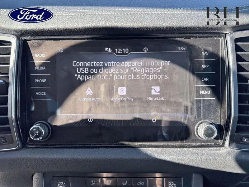 Écran tactile central de la console d'une Skoda Kodiaq noir Magic nacré, affichant options de connexion smartphone.