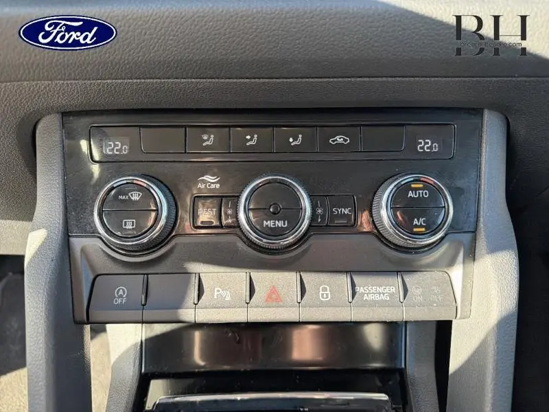 Gros plan sur la console de climatisation noire du Skoda Kodiaq 2023 avec commandes circulaires et affichage digital.