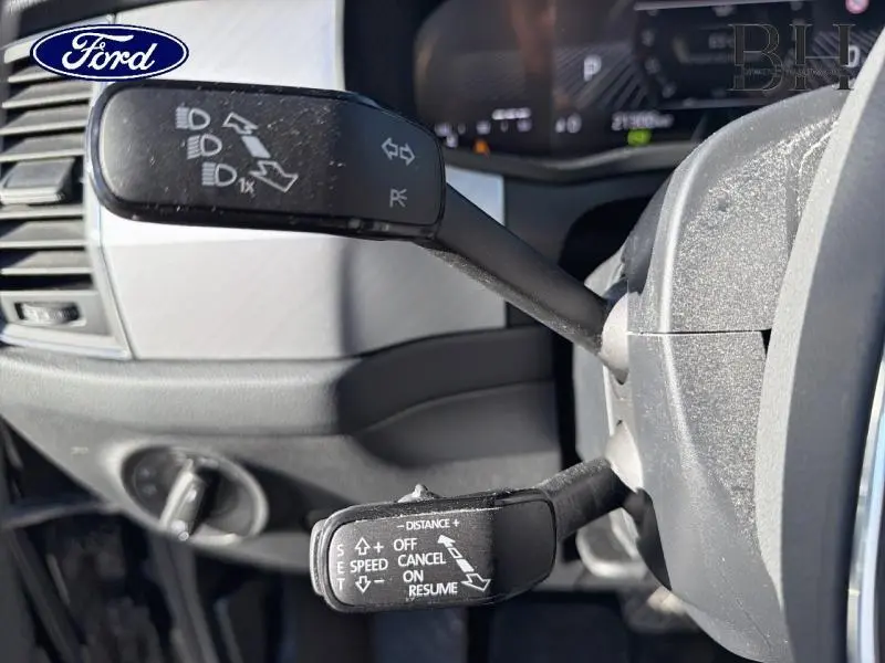 Gros plan sur les commandes de clignotants et régulateur de vitesse dans un intérieur noir d'un Skoda Kodiaq 2023.