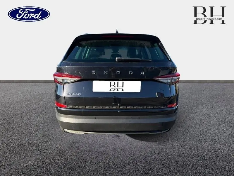 Vue arrière d'un Skoda Kodiaq noir Magic Nacré 2023, mettant en valeur ses feux arrière LED et son design épuré.