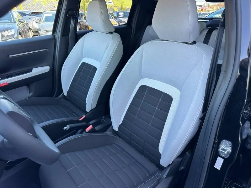 Vue intérieure côté conducteur de la Citroën C3 1.2 Turbo 2025, sièges tissu noir et gris clair avec surpiqûres.