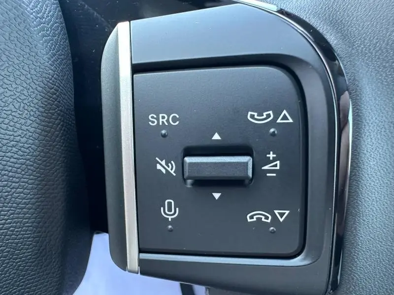 Gros plan sur les commandes audio au volant noir de la Citroën C3 2025, version 1.2 Turbo 100ch PLUS.