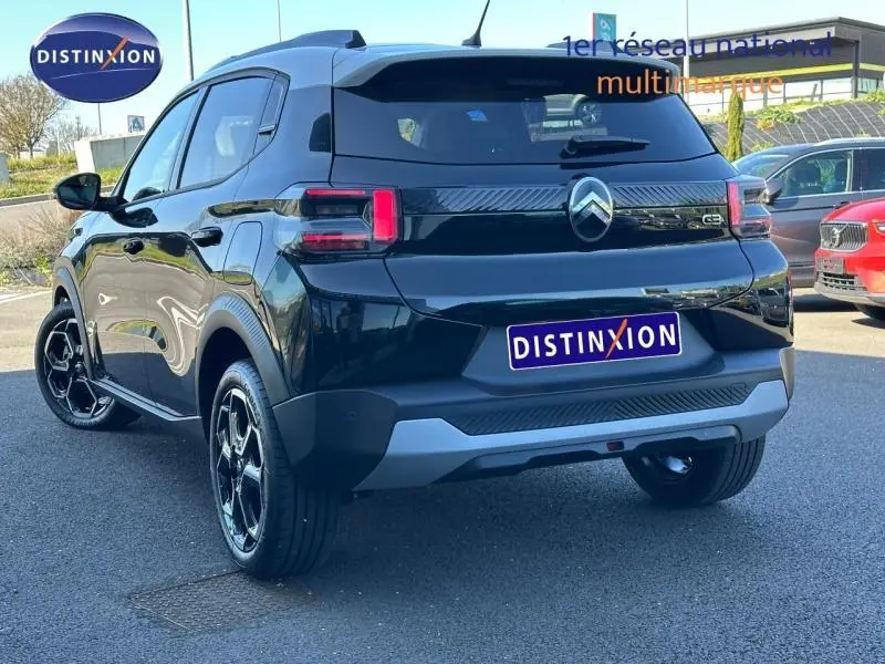 Vue 3/4 arrière droite d'une Citroën C3 2025 noire Perla Nera avec feux LED et jantes noires distinctives.