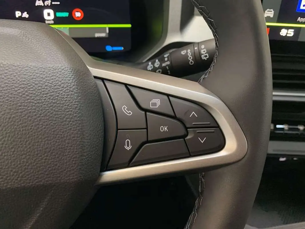 Gros plan sur les commandes multifonctions côté droit du volant cuir du Dacia Bigster Hybrid 155 Journey Plus 2026.