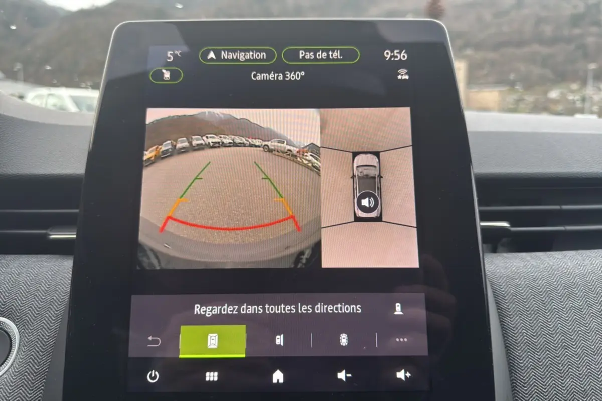 Écran tactile intérieur de Renault Clio gris schiste affichant la caméra 360° avec vue arrière et vue du dessus du véhicule.