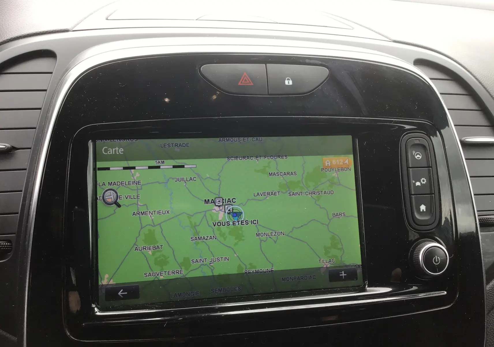 Gros plan sur l’écran tactile central du Renault Captur TCE 120 Energy Iridium 2017 affichant la navigation GPS.