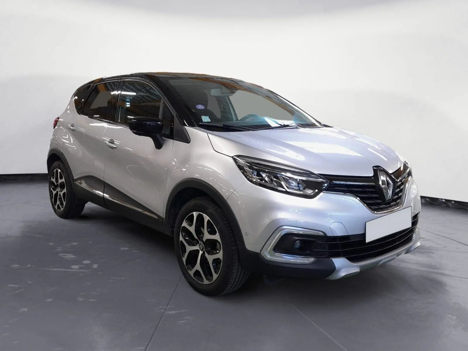 Renault Captur TCE 120 Energy Iridium gris clair métal avec toit noir, vue 3/4 avant droit, jantes alliage 17 pouces.
