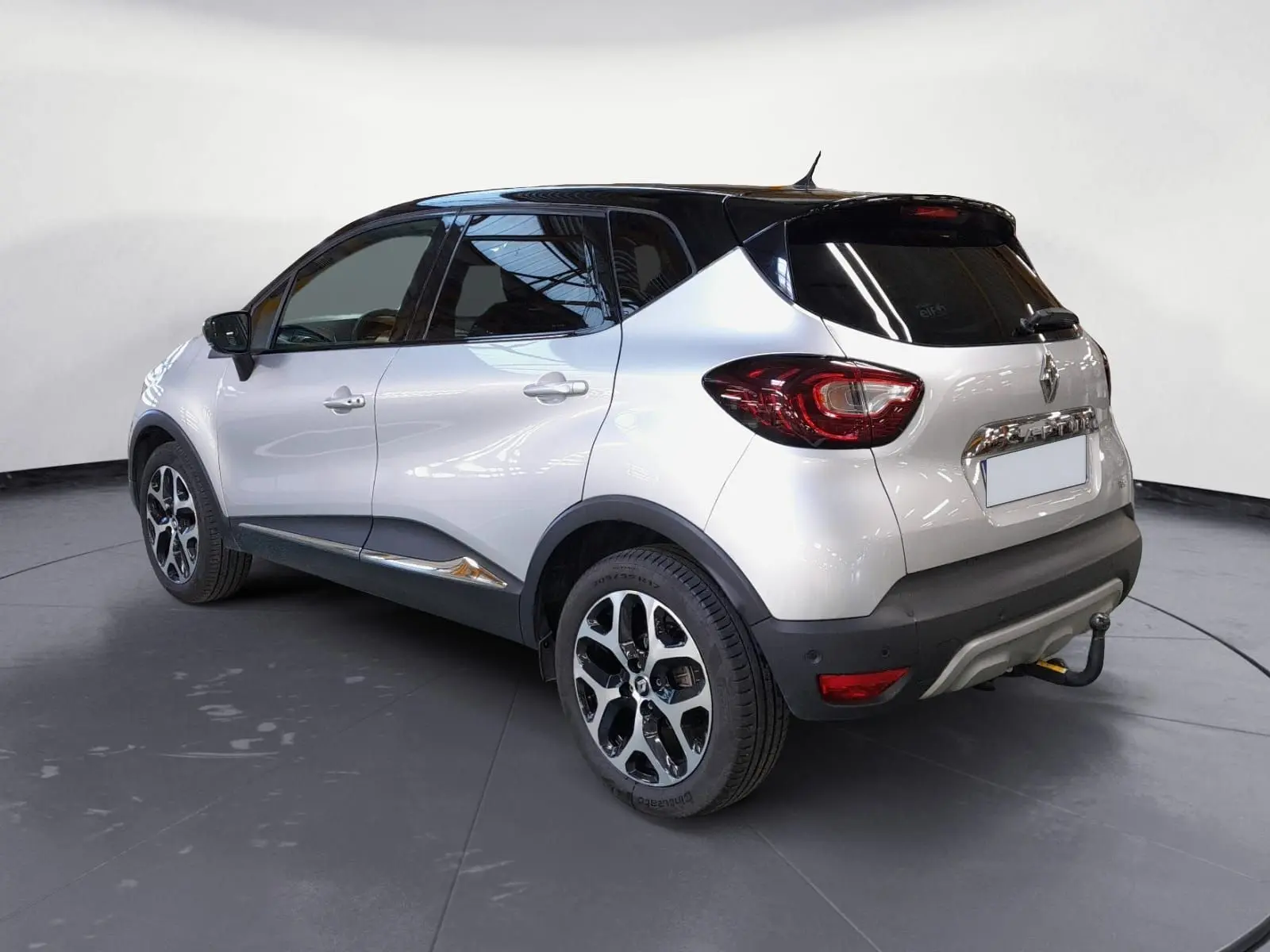 Renault Captur TCE 120 Energy Iridium gris clair métal avec toit noir, vue 3/4 arrière droit, jantes alliage 17 pouces.