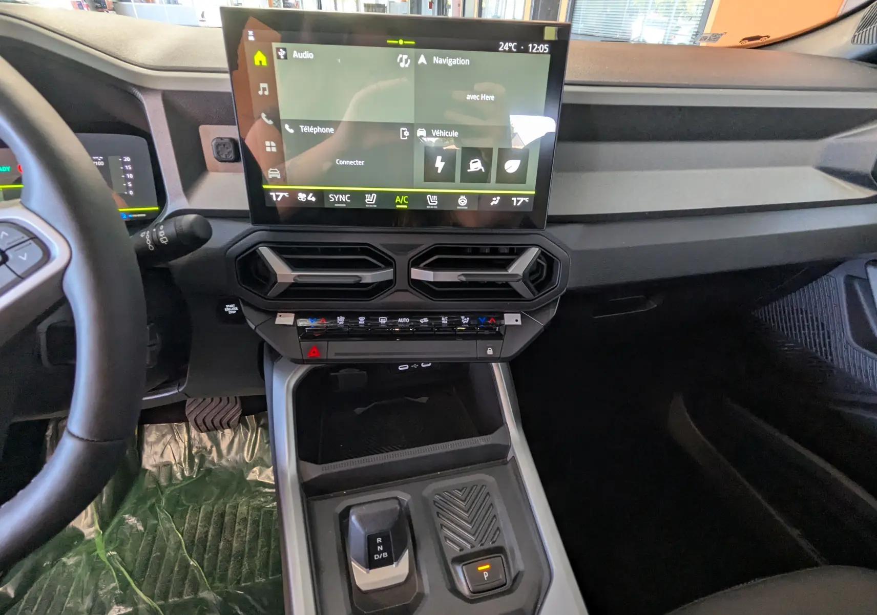 Vue intérieure du tableau de bord du Dacia Bigster Hybrid 155 Journey 2026, avec écran tactile 10 pouces et commande de boîte auto.
