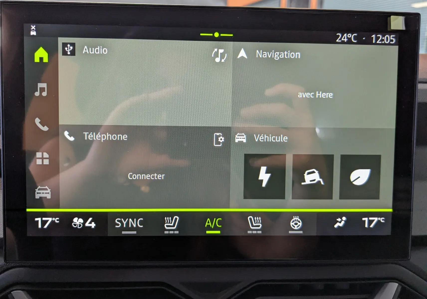 Écran tactile multimédia 10 pouces du Dacia Bigster Hybrid 155 Journey affichant audio, navigation et réglages climatisation.