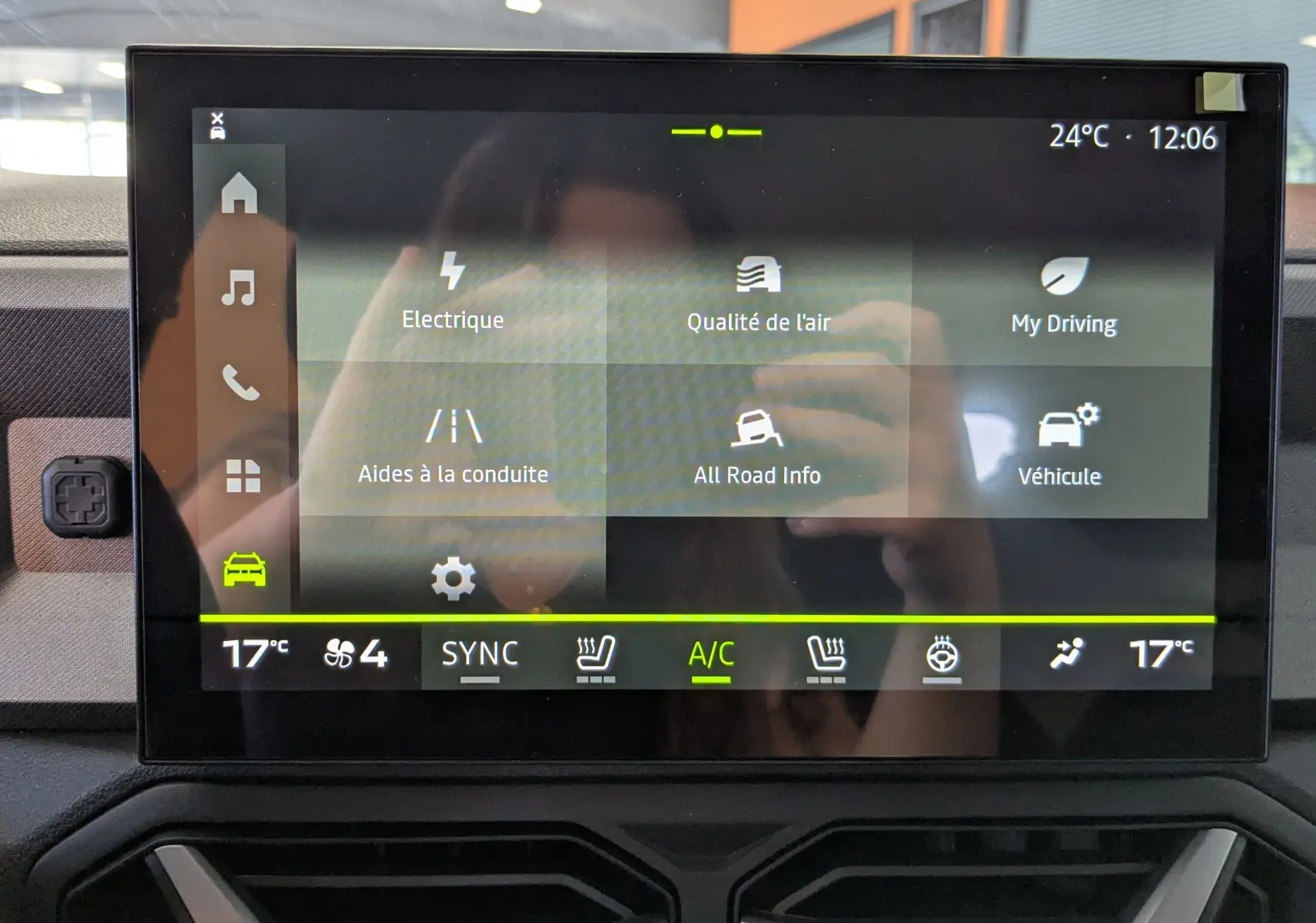Écran tactile 10 pouces du système multimédia Dacia Bigster Hybrid 155 Journey affichant les options de conduite.