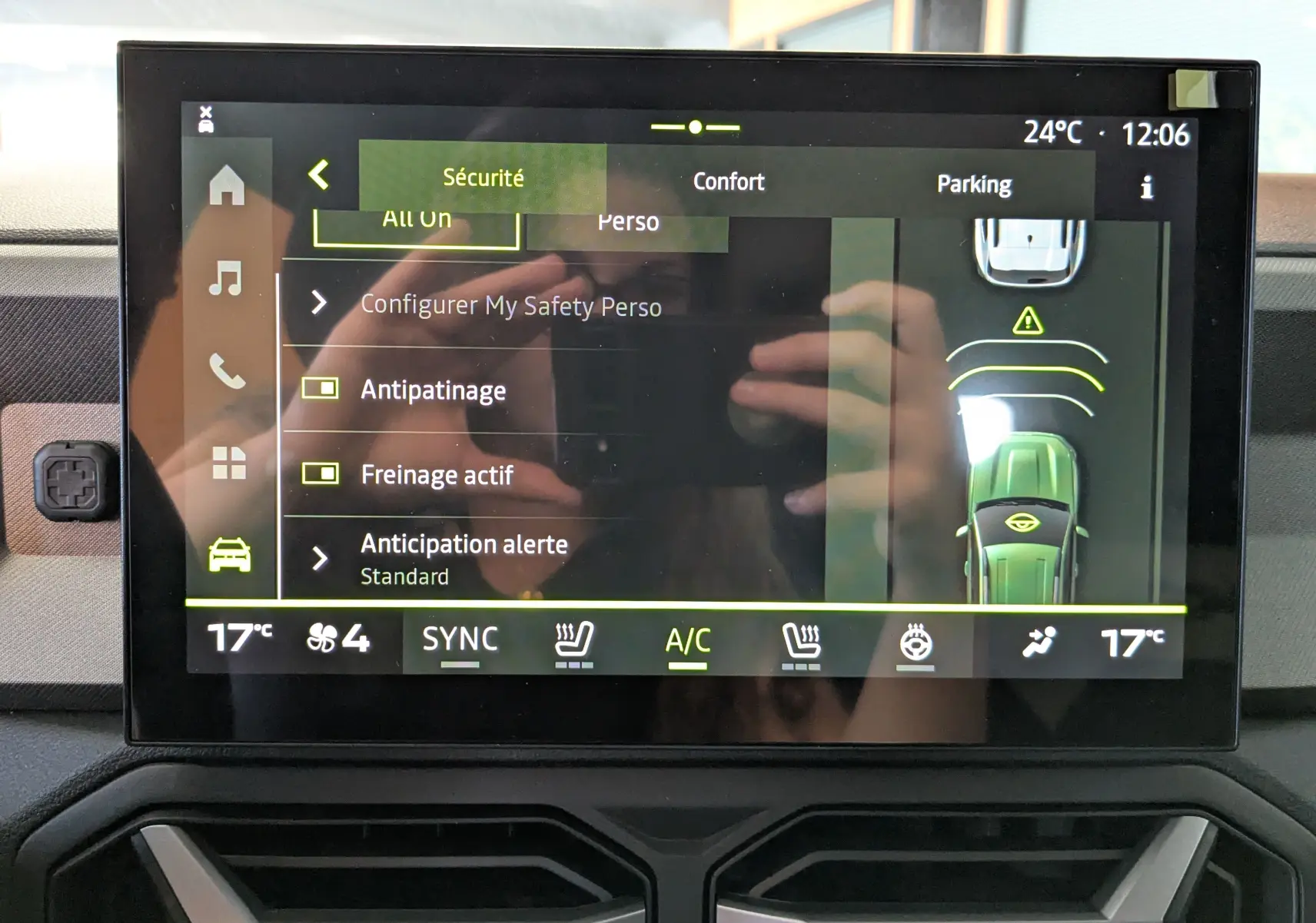 Écran tactile 10 pouces du système multimédia du Dacia Bigster gris schiste, affichant les réglages de sécurité et confort.