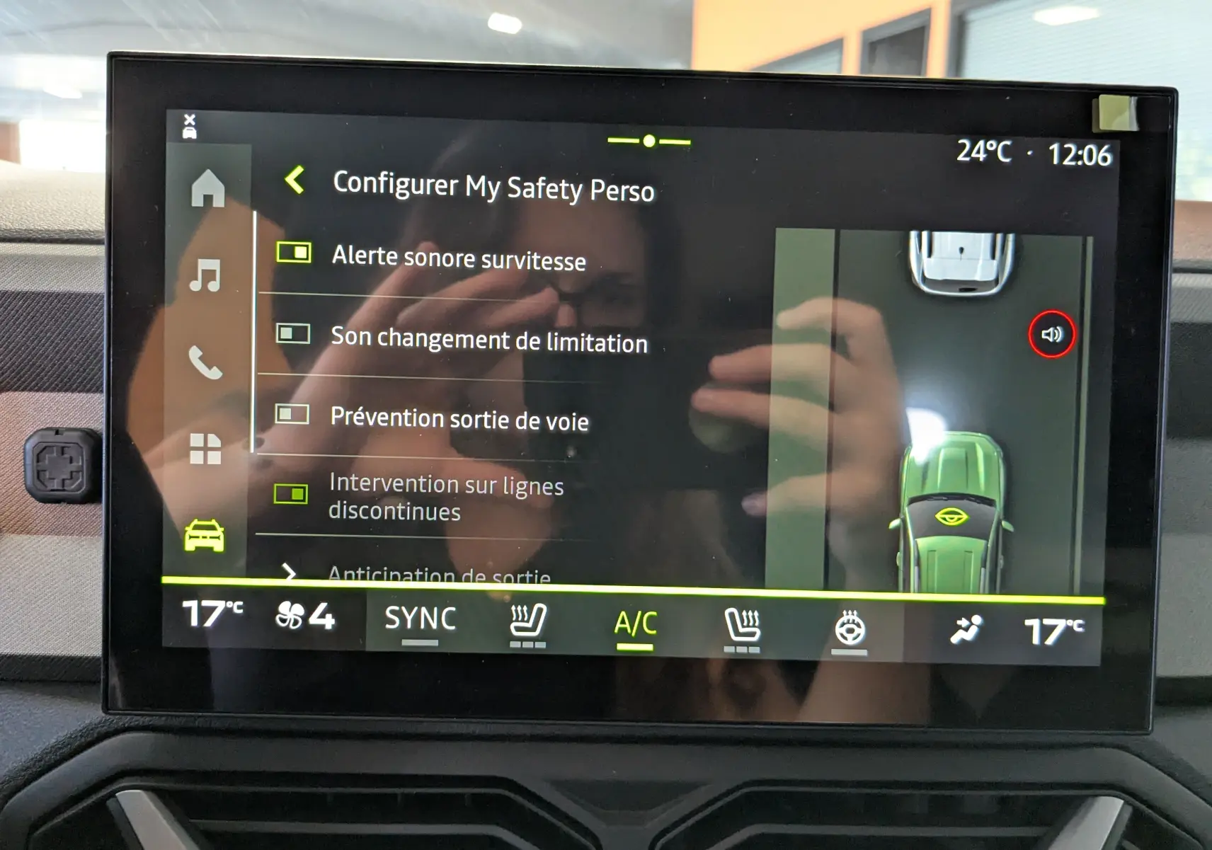 Écran tactile 10 pouces du système multimédia Dacia Bigster Hybrid 155 Journey, affichant les réglages de sécurité.