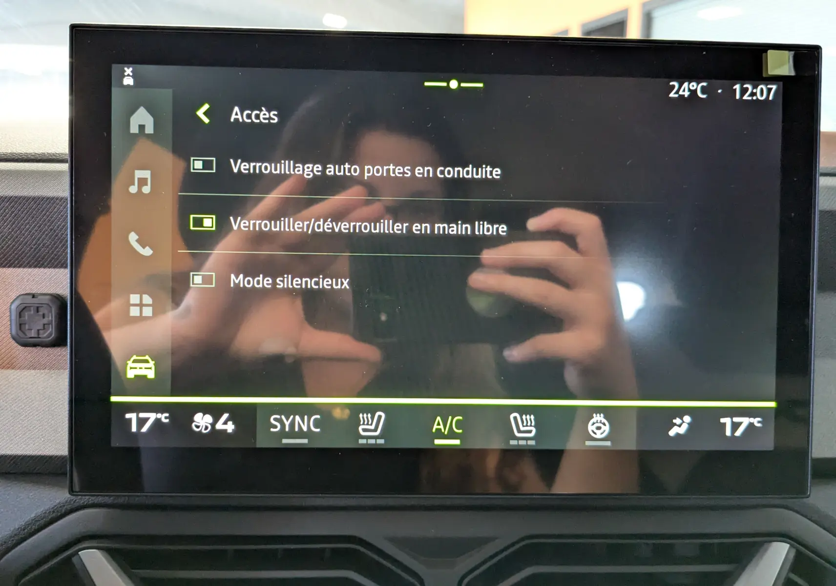 Écran tactile 10 pouces du système multimédia Dacia Bigster Hybrid 155 Journey affichant les options de verrouillage et climatisation.