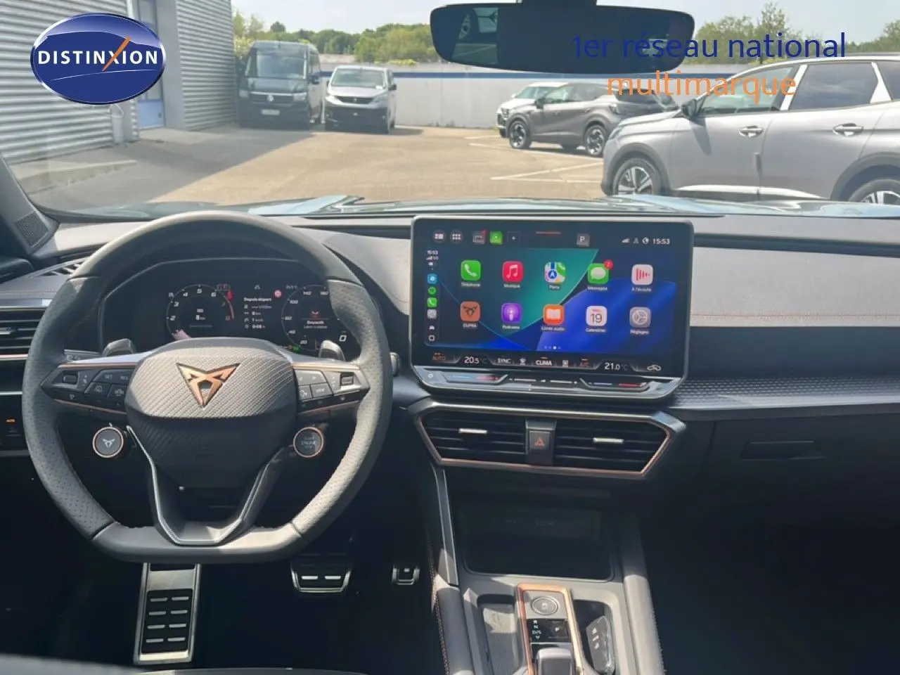 Vue intérieure du tableau de bord de la CUPRA Formentor 1.5 eTSI 2026, avec écran tactile et volant multifonction noir.